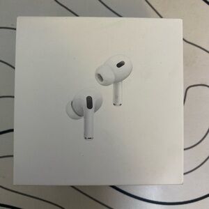 Apple White Wireless Earbuds with In-Ear Design and Charging Case